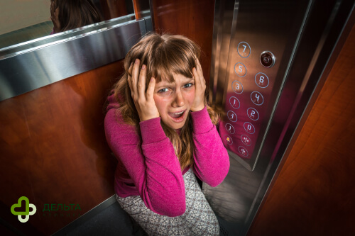 девушка кричит в лифте